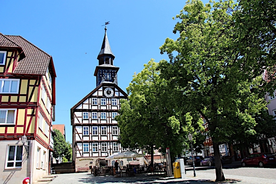 das-rathaus-am-marktplatz-in-allendorf Das Rathaus am Marktplatz in Allendorf