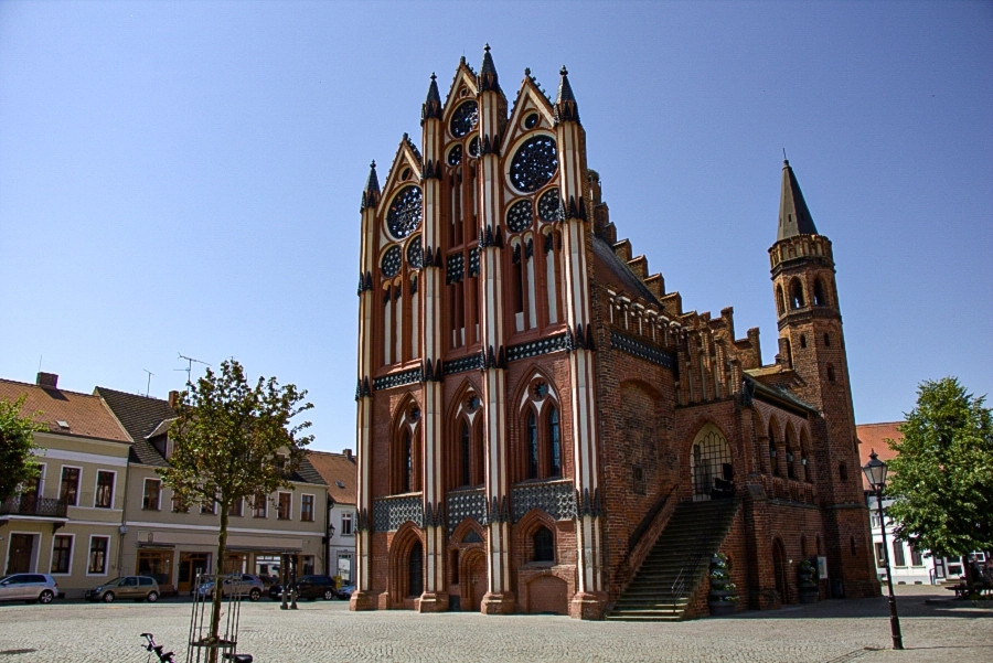 das-rathaus-in-tangermuende Das spätgotische Rathaus in Tangermünde mit seinem 24 m hohen Schaugiebel