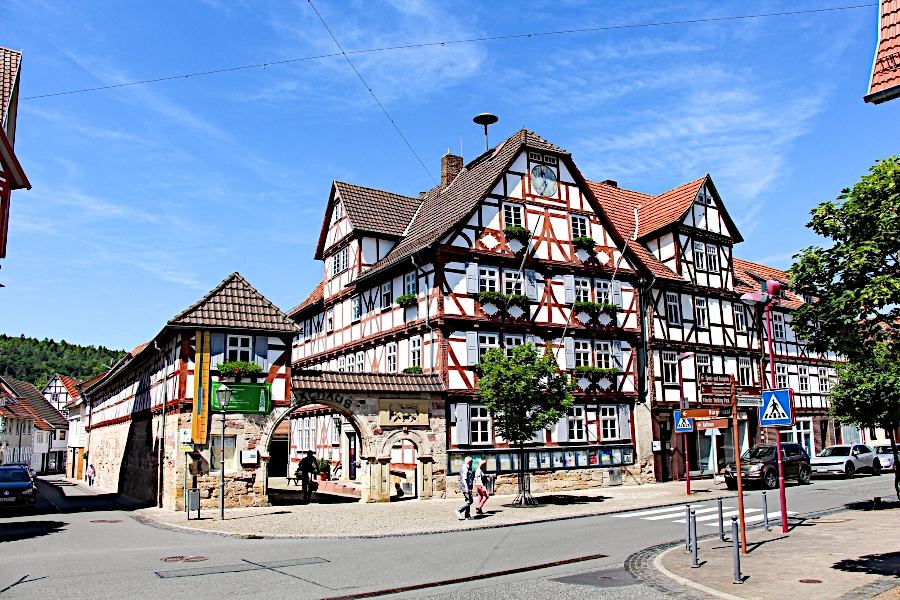 das-rathaus-ist-ein-dreistoeckiges-fachwerkhaus Das dreistöckige Rathaus wurde in der Mitte des 17. Jahrhunderts erbaut