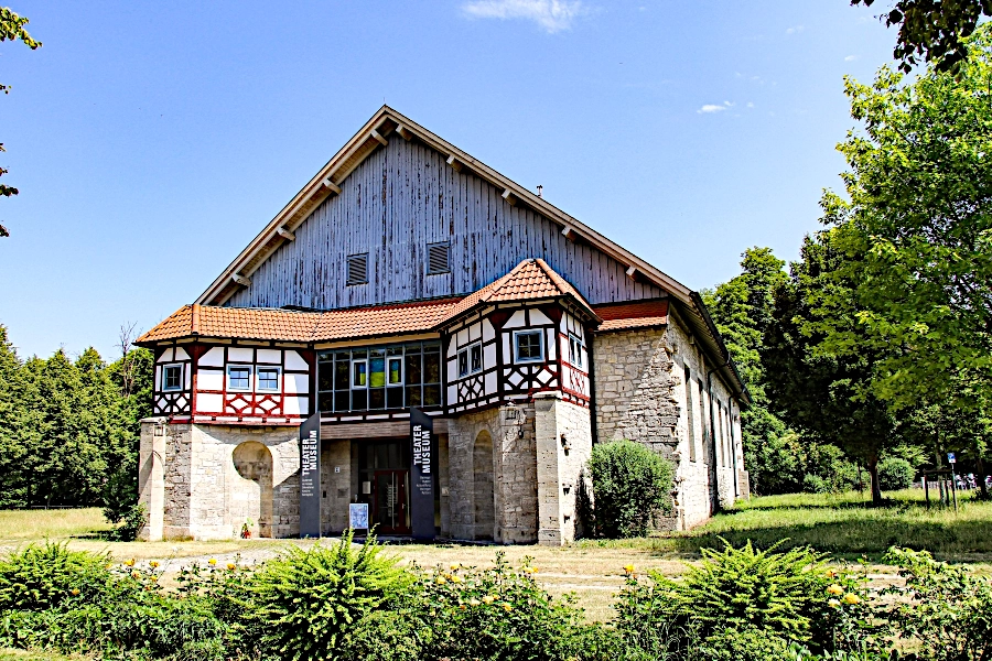 das-theatermuseum-meiningen In der ehemaligen Herzoglichen Reithalle ist heute das Theatermuseum untergebracht