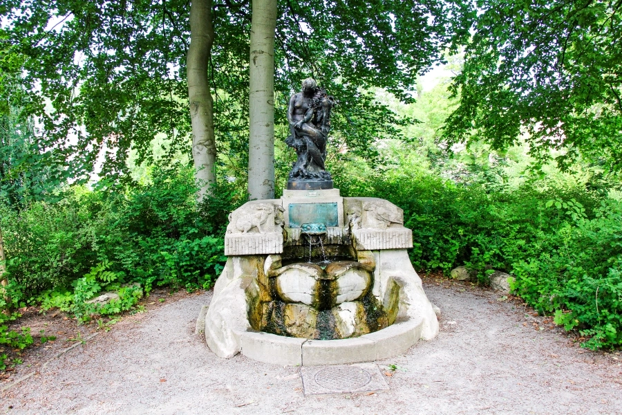 der-bechsteinbrunnen-im-englischen-garten Der Bechsteinbrunnen im Englischen Garten wird auch Märchenbrunnen genannt
