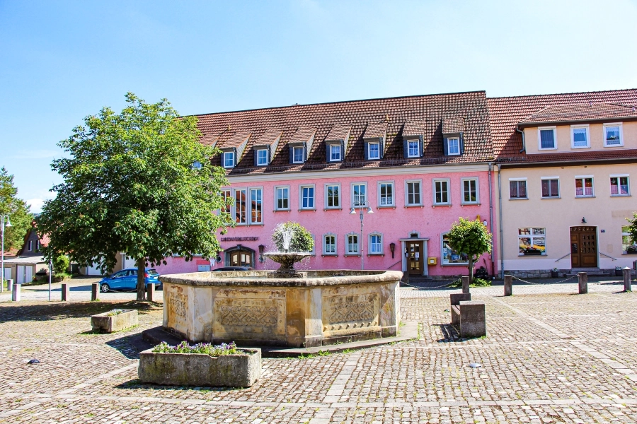 der-brunnen-auf-dem-marktplatz-von-creuzburg In der Mitte des Marktplatzes steht ein Brunnen