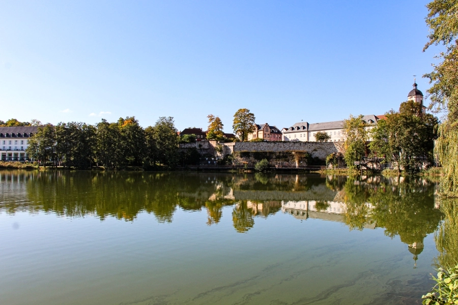 der-burgsee-mit-blick-auf-das amtsgericht-und-die-evangelische-kirche Blick über den Burgsee auf das Amtsgericht und die Evangelische Kirche