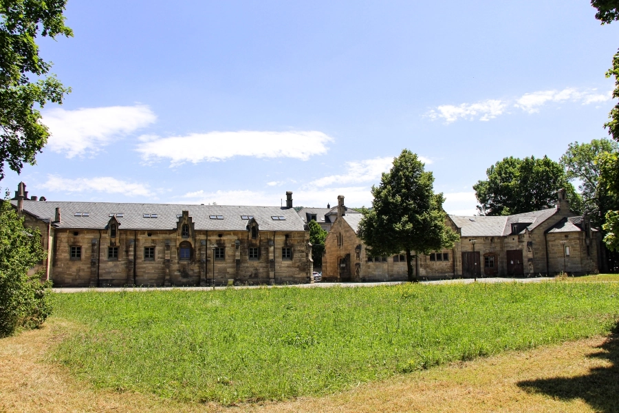 der-historische-marstall-von-schloss-elisabethenburg Der Marstall wurde von 1854 bis 1858 in südlicher Nachbarschaft zum Residenzschloss errichtet