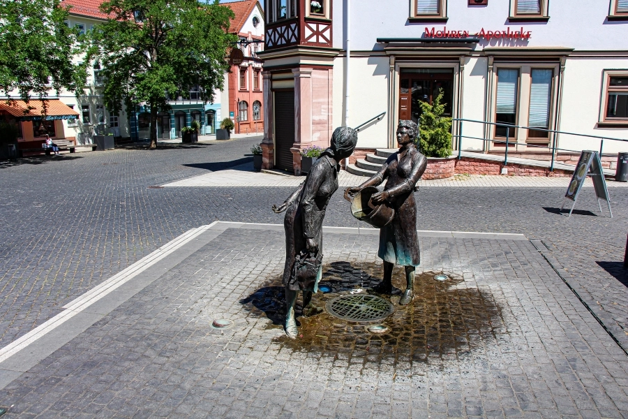 der-marktbrunnen-vor-dem-rathaus Vor dem Rathaus befindet sich der Marktbrunnen mit zwei Frauengestalten die eine Kur symbolisieren