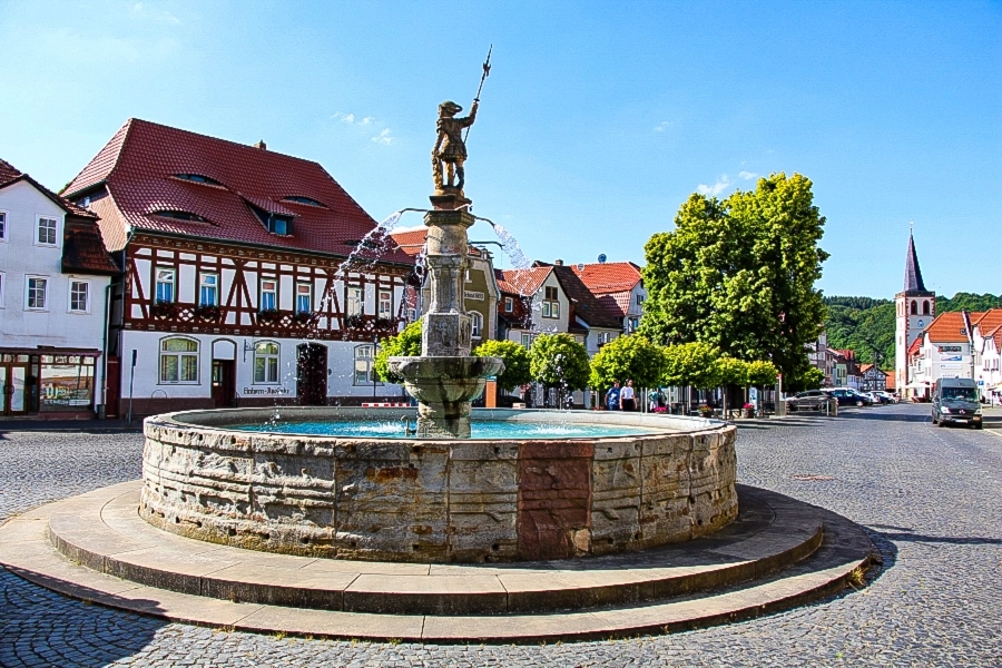 der-marktbrunnen Vor dem Rathaus befindet sich der Marktbrunnen aus dem Jahre 1613