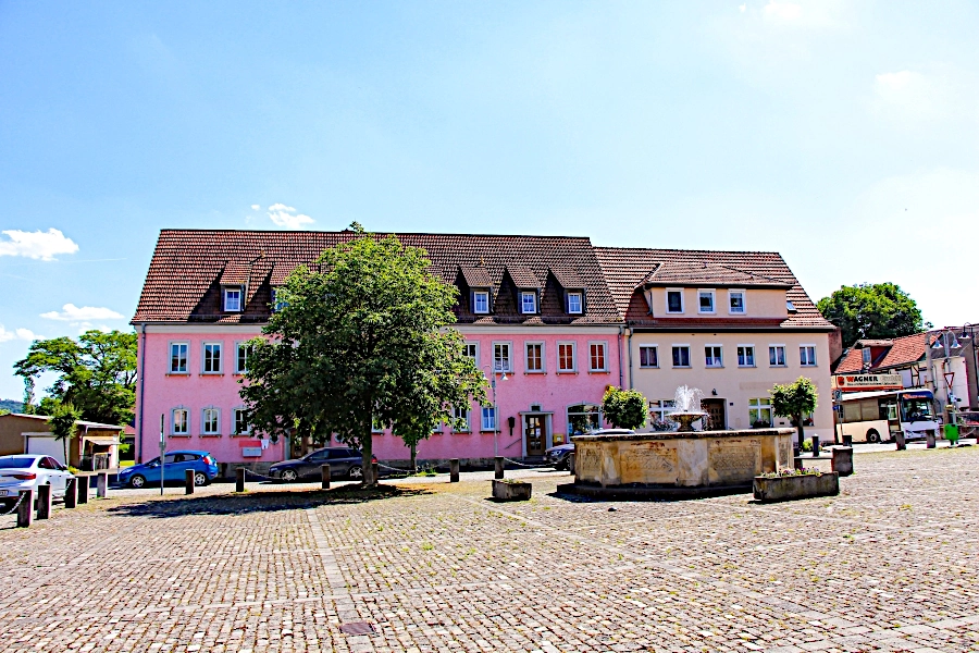 der-marktplatz-in-creuzburg In der Mitte der Stadt befindet sich der große Marktplatz, früher auch „Plan“ genannt