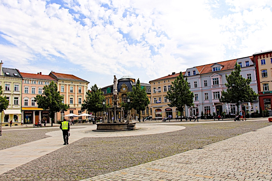 der-marktplatz-von-meiningen Der Marktplatz wurde bereits im 10. Jahrhundert erstmals urkundlich erwähnt
