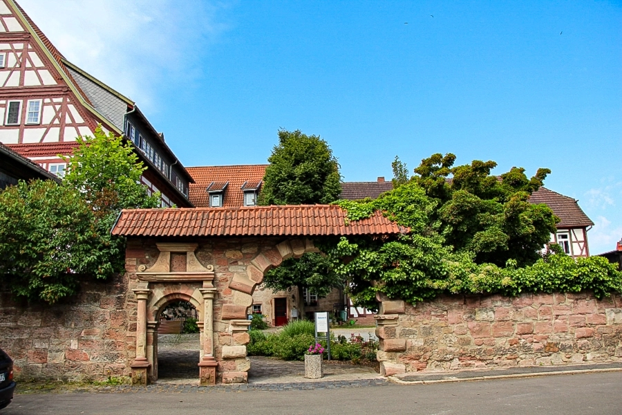 der-renaissance-torbogen-des-amtshauses-wasungen Renaissance-Torbogen mit der Fußgängerpforte aus dem Jahre 1611