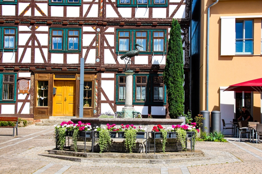 der-storchenbrunnen Auf dem Gerstunger Markt steht der Storchenbrunnen