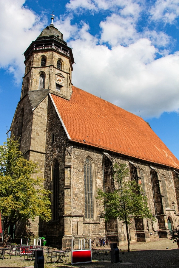 die- St.-Blasius-Kirche Im Zentrum der Altstadt steht die dreischiffige, gotische Hallenkirche St. Blasius