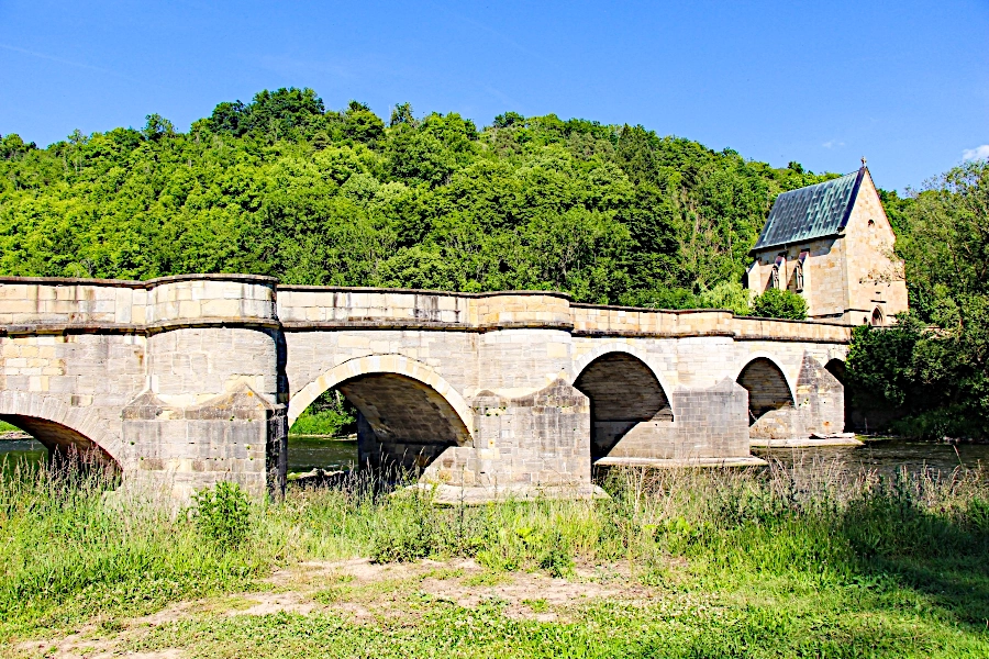 die-boegen-der-werrabruecke Direkt neben der Brücke befindet sich die 1499 im spätgotischen Stil errichtete Liboriuskapelle