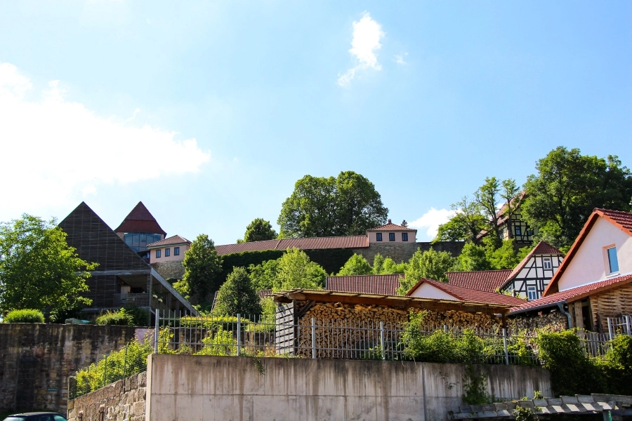 die-creuzburg-liegt-auf-einer-anhoehe-oberhalb-der-stadt Ihre Blütezeit erlebte die Burg im 12. und 13. Jahrhundert
