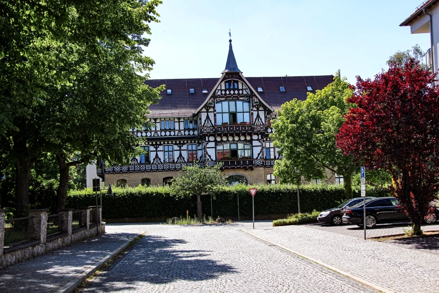 die-kinderkurklink-charlottenhall Ein imposantes Gebäude ist die im hennebergischen Fachwerkstil erbaute Kinderkurklink „Charlottenhall“