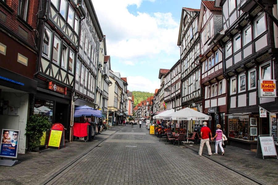 die-lange-strasse-ist-die-fussgängerzone-der-stadt Die Lange Straße ist die Fußgängerzone der Stadt