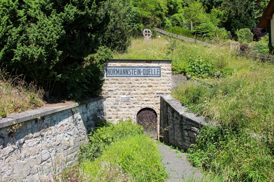 die-normannsteinquelle Am Fuße des Burgberges befindet sich die Normannsteinquelle