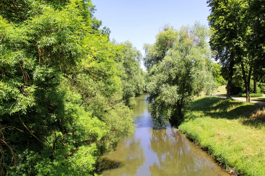 die-werra-durchfliesst-den-schlosspark Die Werra fließt durch den Schlosspark