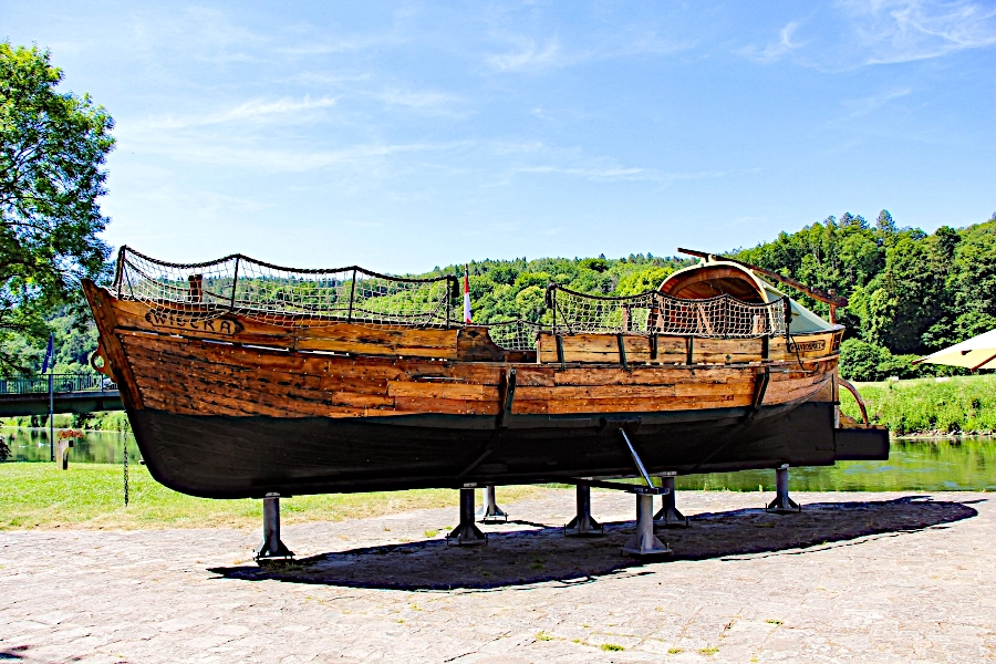 die-werra-schute-wisera-am-hafen-in-wanfried In den Sommermonaten liegt die WISERA, eine Werra-Schute, im Hafenbecken vor Anker
