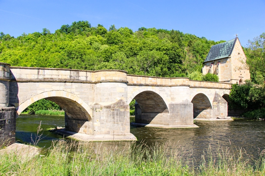die-werrabruecke-bei-creuzburg Die Werrabrücke von 1223 ist die besterhaltene Sandsteinbrücke Deutschlands nördlich des Main