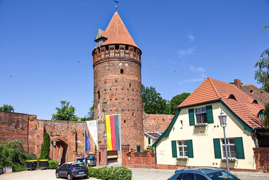 eingangstor-mit-gefaengnisturm Der Gefängnisturm wurde um 1480 zur zusätzlichen Sicherung der Burganlage errichtet