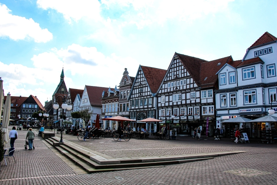 fachwerkhaeuser-am-marktplatz-von-stadthagen Der zentrale historische Marktplatz ist von schönen Fachwerkhäusern umgeben