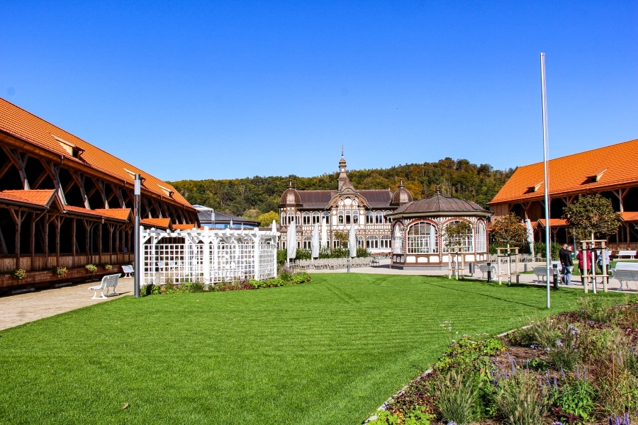 gradierwerke-bad-salzungen Die Gradierwerke bilden zusammen mit dem Kurhaus das Kernstück der Kureinrichtungen
