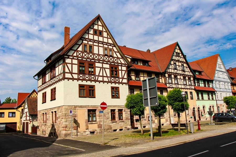 haeuser-am-brunnenplatz Häuser am Brunnenplatz