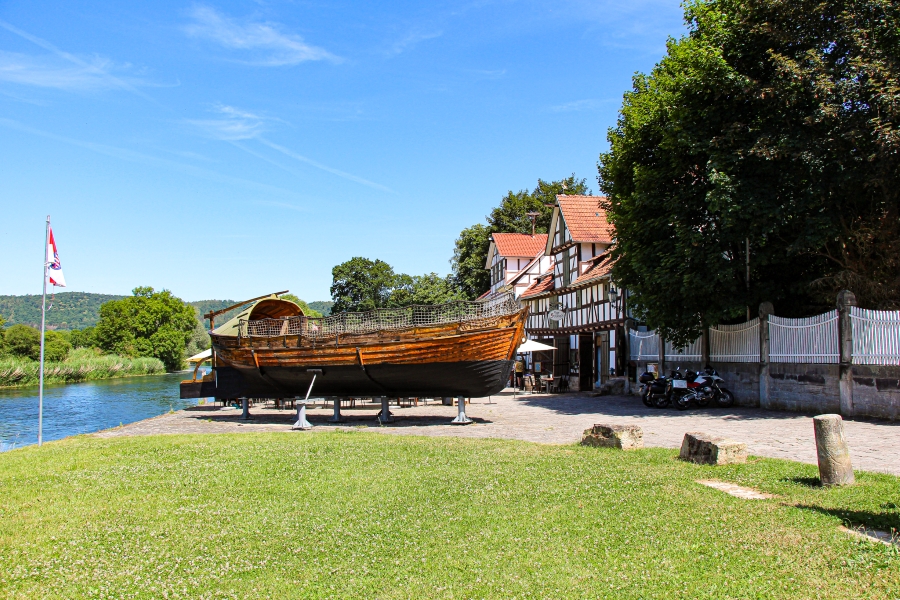 historischer-hafen-mit-werra-schute.webp Der historische Hafen in Wanfried mit der Werra-Schute "Wisera"