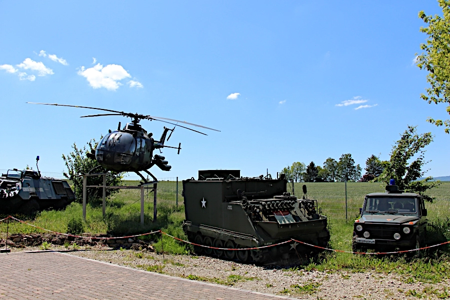 hubschrauber-und-andere-fahrzeuge-am-grenzmuseum-schifflersgrund Hubschrauber und andere Fahrzeuge am Grenzmuseum Schiffersgrund