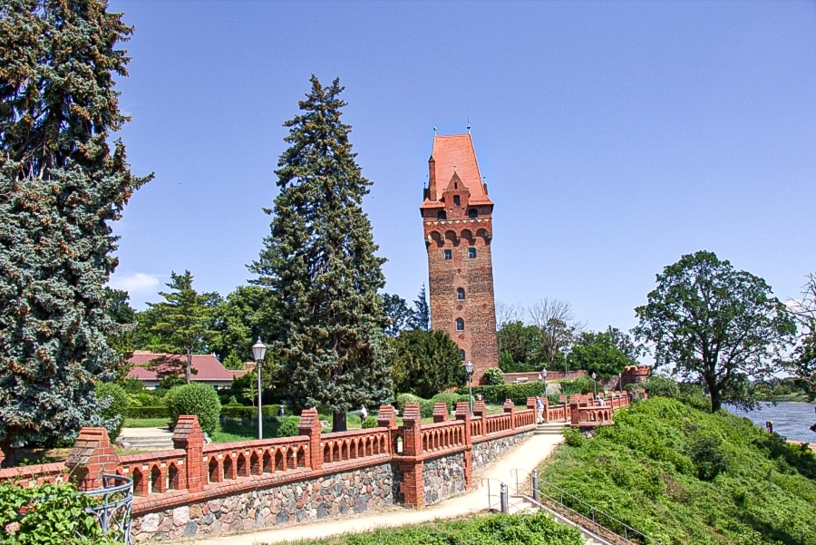 kapitelturm-der-burg-tangermuende An der Ostecke der Burg befindet sich der Kapitelturm