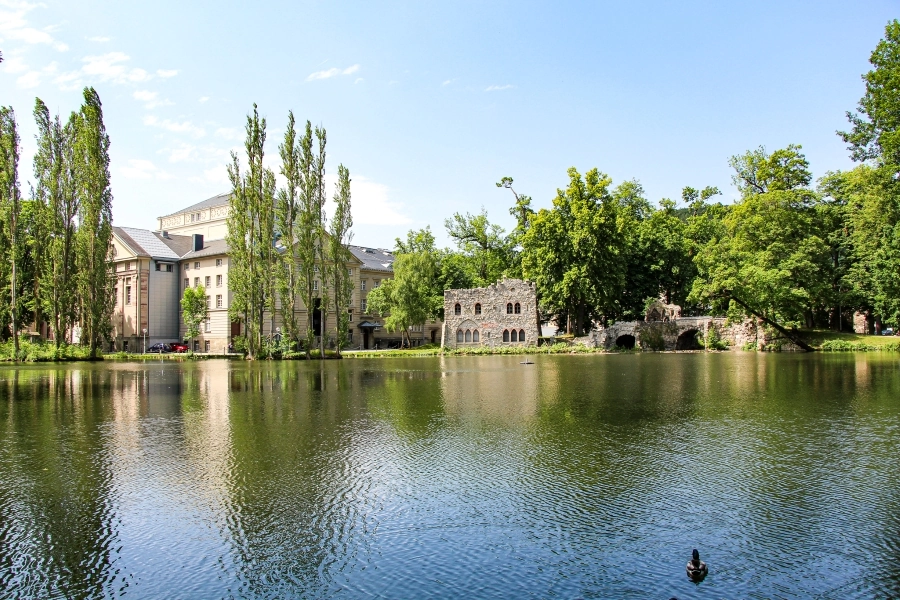 kuenstliche-ruinen-am-eisteich-im-englischen-garten Künstliche Ruinen am Eisteich im Englischen Garten