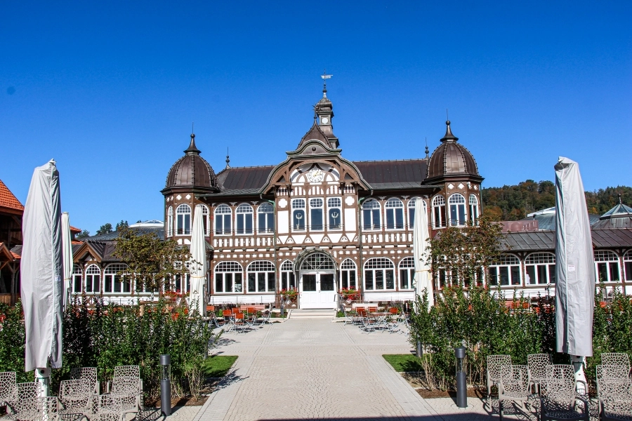 kurhaus-bad-salzungen Der Mittelbau des Gradierwerkes ist heute das Kurhaus
