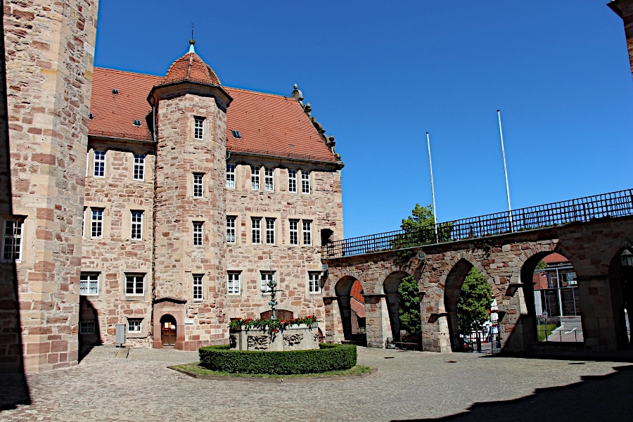 maerchenbrunnen-am-schloss-eschwege Märchenbrunnen mit Motiven der Frau Holle am Schloss