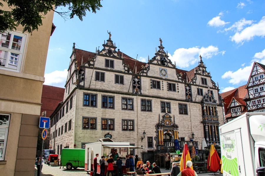 markt-auf-dem-marktplatz-vor-dem-rathaus Markt auf dem Marktplatz vor dem Rathaus