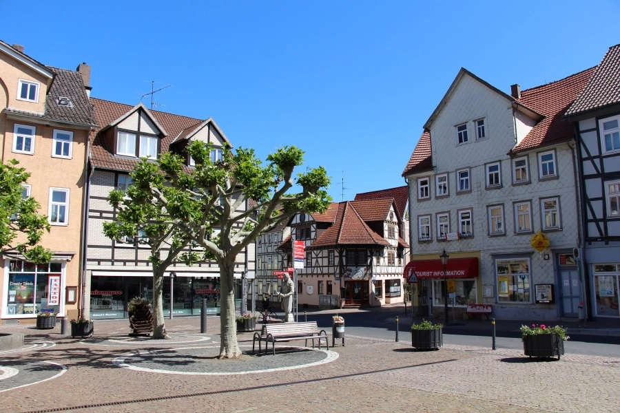 marktplatz-mit-jacob-grimm-statue Marktplatz mit Jacob-Grimm-Statue