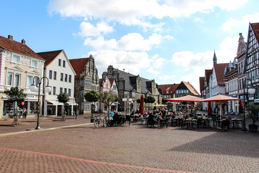 marktplatz-stadthagen Der zentrale historische Marktplatz ist von schönen Fachwerkhäusern umgeben