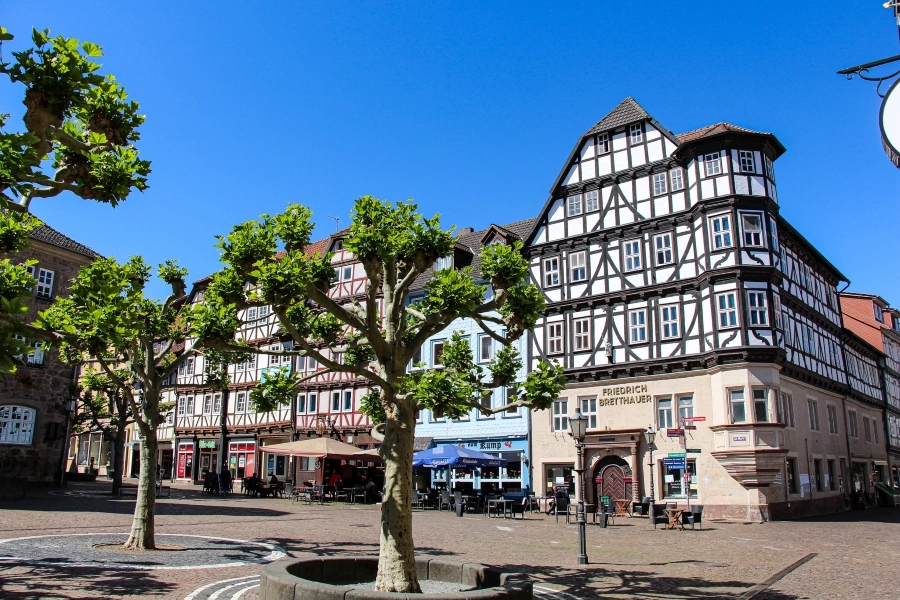 marktplatz-witzenhausen Der Marktplatz wird von schönen Fachwerkhäusern gesäumt