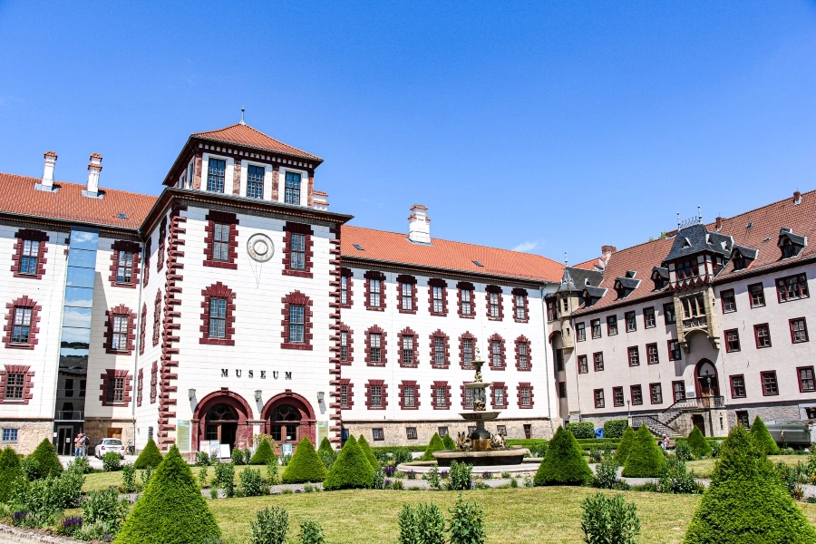 marmorbrunnen-vor-dem-bibrabau-des-schlosses-elisabethenburg Marmorbrunnen vor dem Bibrabau des Schlosses