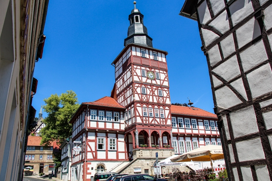 rathaus-mit-fuenfstoeckigen-fachwerkturm Das Rathaus der Stadt ist ein Fachwerkbau aus der Zeit der Renaissance