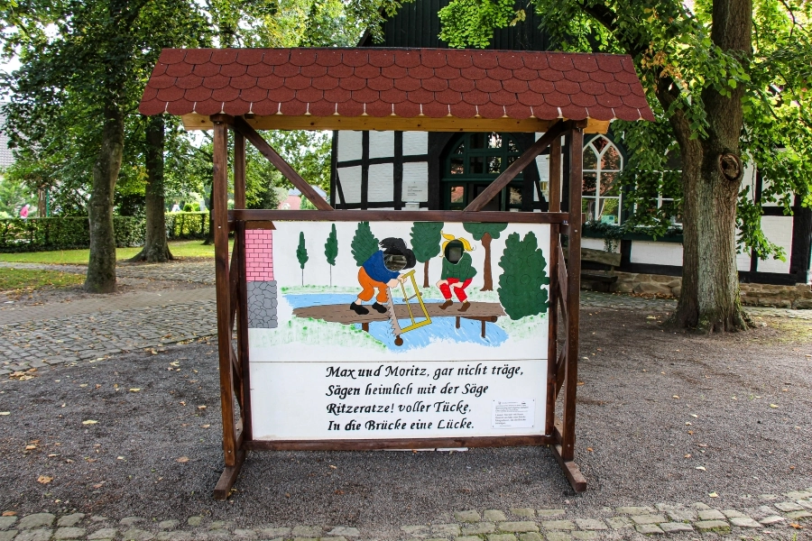 Schild vor dem Alten Pfarrhaus