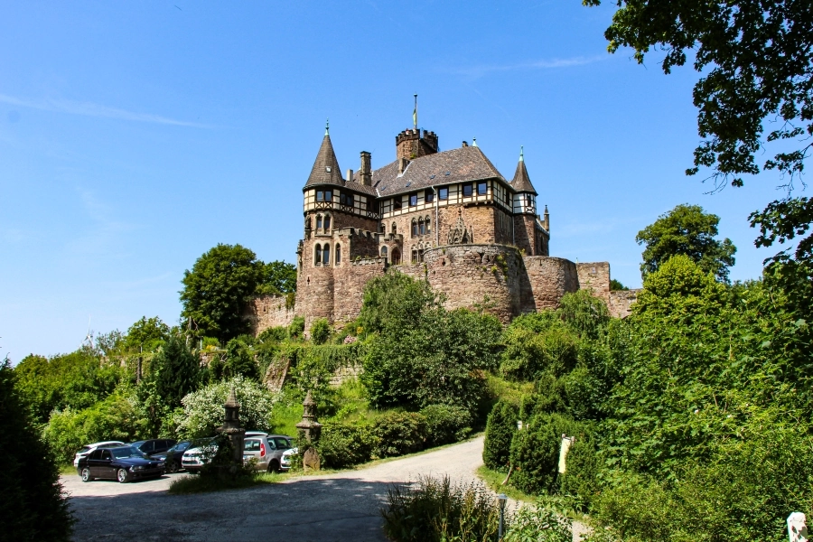 schloss-berlepsch Schloss Berlepsch erhebt sich auf einem Bergsporn auf den Anhöhen des Werratals