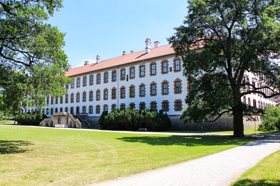 schloss-elisabethenburg-vom-schlosspark-aus-gesehen Schloss Elisabethenburg vom Schlosspark aus gesehen