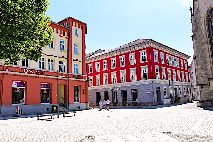 schoene-haeuser-saeumen-den-marktplatz Schöne Häuser säumen den Marktpaltz der Stadt