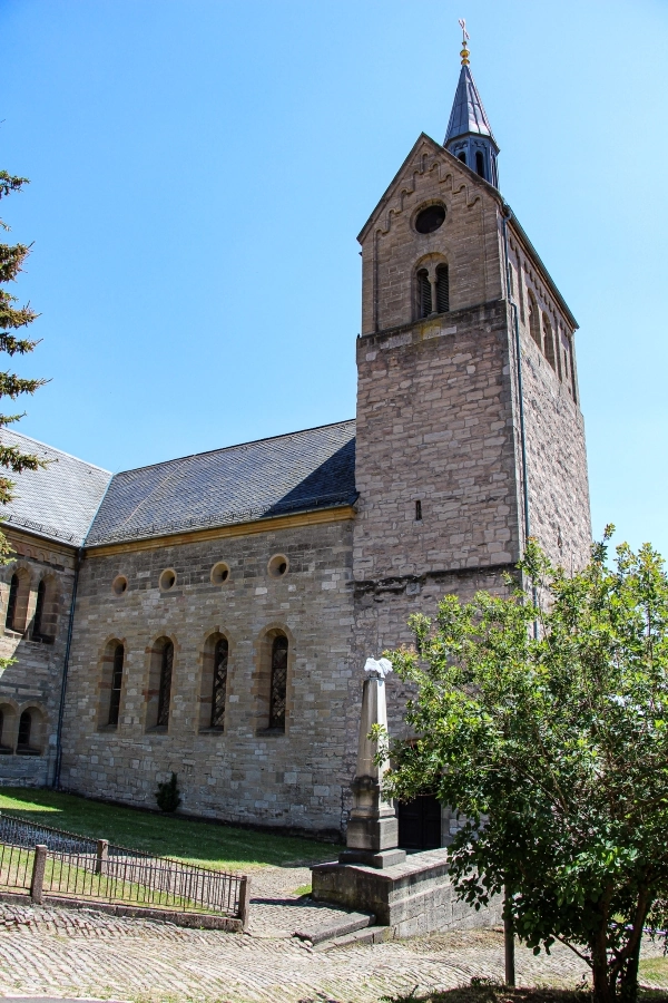 st.-bonifatius-kirche Die St. Bonifatiuskirche ist ein spätromanischen Bau aus dem<br />
13. Jahrhundert