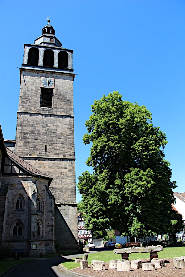 st.-crucis-kirche-allendorf Ältestes Wahrzeichen der Stadt ist die St. Crucis-Kirche