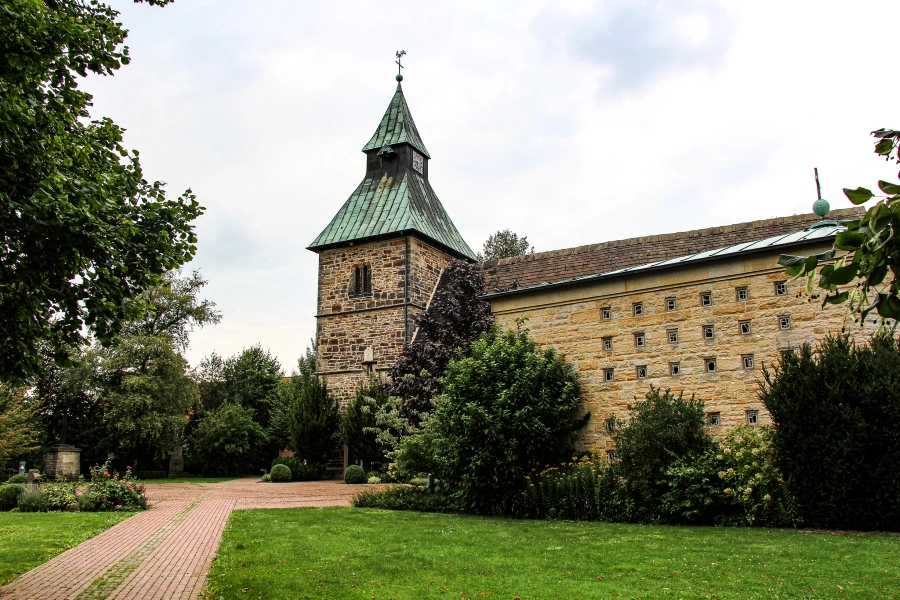 st.-dionysius-kirche-lindhorst Die St.-Dionysius-Kirche in Lindhorst wurde im 12. Jahrhundert erbaut