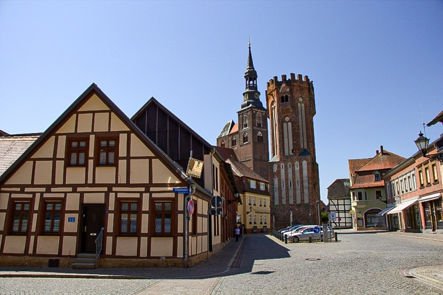 st.-stepanskirche-und-eulenturm Die St. Stephanskirche wurde über 300 Jahre lang zur heutigen gotischen Hallenkirche umgebaut