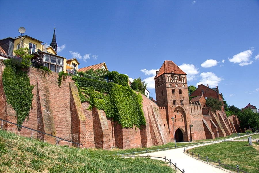 stadtmauer-mit-elbtor-in-tangermuende Die Stadtmauer mit dem Elbtor in Tangermünde