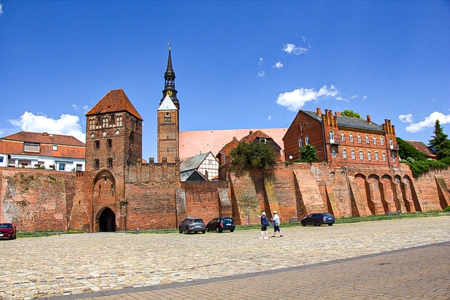 stadtmauer-mit-elbtor Die Stadtmauer wurde um 1300 errichtet