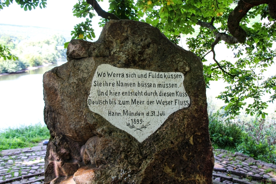 weserstein-mit-inschrift-zum-flusskuss Der Weserstein am Zusammenfluß von Fulda und Werra
